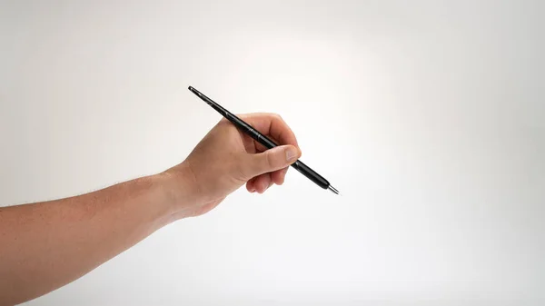 Mens Mano Izquierda Sostiene Una Pluma Caligrafía Sobre Fondo Blanco — Foto de Stock