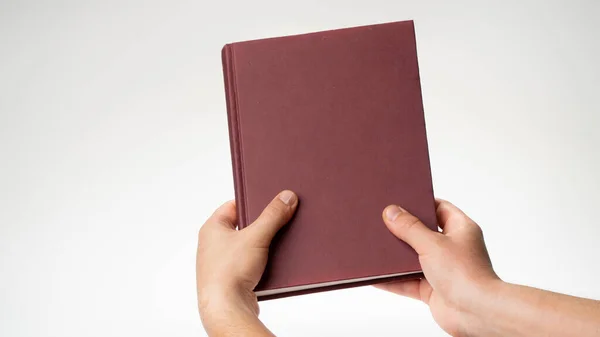 Mãos Dos Homens Seguram Livro Caderno Uma Encadernação Borgonha Fundo — Fotografia de Stock