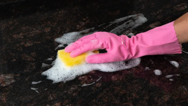 Uma Luva Borracha Rosa Com Uma Esponja Espuma Detergente Lava — Fotografia de Stock