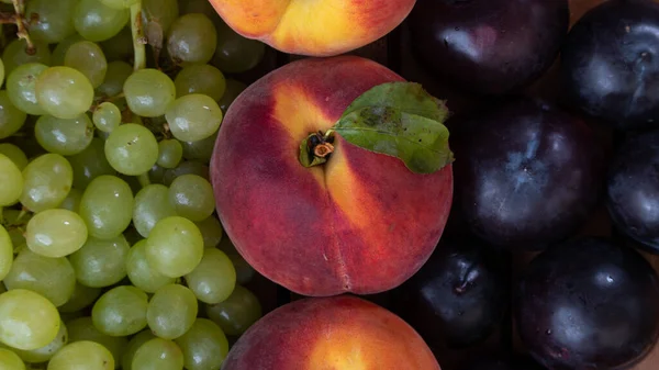 Grapes Peach Plum Fruit Background Close High Quality Photo — Stock Photo, Image