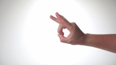 Beyaz arka planda bir adam elini uzatır. Alnını yarmak ya da parmaklarıyla küçük bir nesne fırlatmak için bir jest. Yüksek kalite 4k görüntü