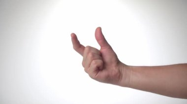 Bir adamın eli parmaklarının büyüklüğünü gösterir - başparmağı ve işaret parmağını itip daraltır. Yüksek kalite 4k görüntü