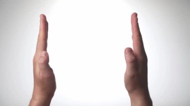 Erkekler el hareketleri ayarlar. Avuçlar öne doğru titrer. Yüksek kalite 4k görüntü