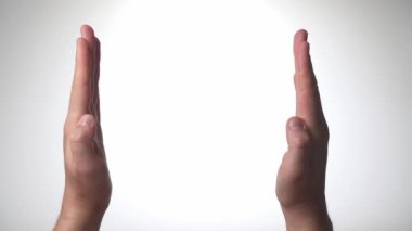 Erkekler el hareketleriyle birbirlerine yaklaşırlar. Mesafe hacmini göstermek için. Yüksek kalite 4k görüntü