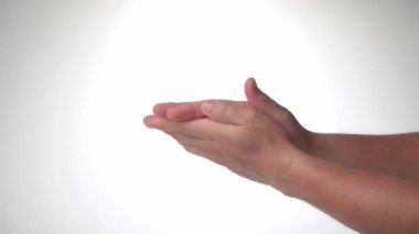 Erkek eli - el çırpma hareketi, beyaz arka planda alkış. Yüksek kalite 4k görüntü