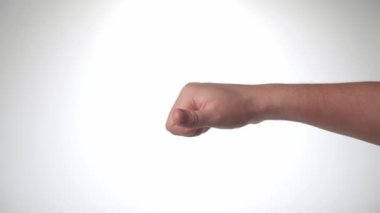 Bir erkeğin eli buna benzemez, beyaz bir arka planda başparmak aşağı. Yüksek kalite 4k görüntü