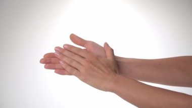 Kadınların elleri alkışlıyor. Beyaz bir arka planda alkış. Yüksek kalite 4k görüntü
