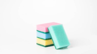 Objenin beyaz arka planında renkli süngerler. Yüksek kalite fotoğraf