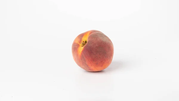 白い背景に桃のクローズアップ健康的な食事 高品質の写真 — ストック写真