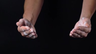 Avuçlarda un, un tozu ve magnezyum tozu ile el çırpın. Yüksek kalite 4k görüntü