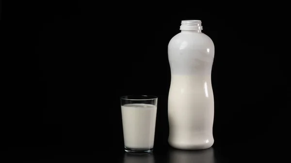 Vaso Leche Junto Botella Sobre Fondo Negro Foto Alta Calidad — Foto de Stock