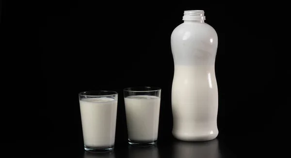 Verre Avec Lait Kéfir Sur Fond Noir Avec Une Bouteille — Photo