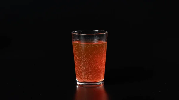 Szklanka Gazowaną Pomarańczową Wodą Czarnym Tle Bąbelki Drink Koktajl Wysokiej — Zdjęcie stockowe