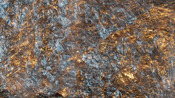 Doku, sıcak ışıkta altına batırılmış buruşmuş yemek filmi. Yüksek kalite fotoğraf