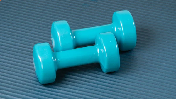 Dwie Niebieskie Hantle Macie Treningowej Tło Sportowe Wysokiej Jakości Zdjęcie — Zdjęcie stockowe