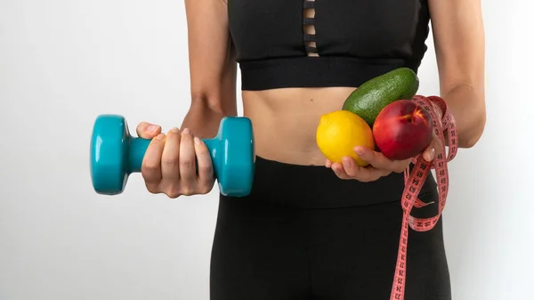 Mulher Atlética Com Frutas Legumes Halteres Fita Métrica Dieta Treinamento — Fotografia de Stock