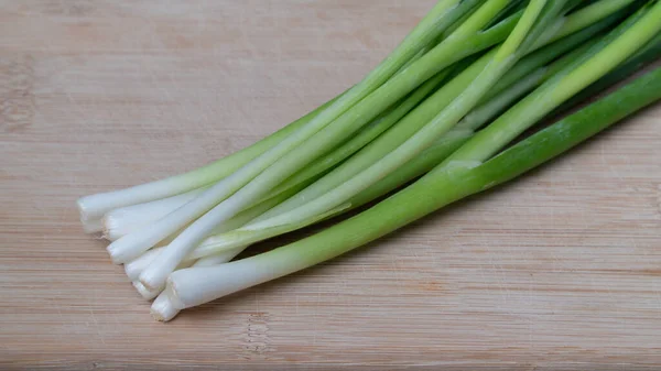 Les Plumes Oignon Vert Reposent Sur Une Planche Bois Gros — Photo