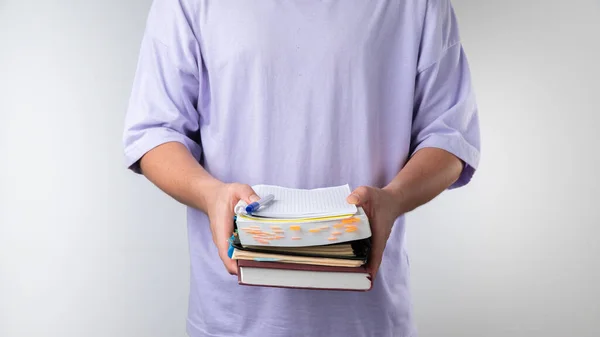 Mannelijke Student Heeft Een Stapel Notebooks Boeken Een Witte Achtergrond — Stockfoto