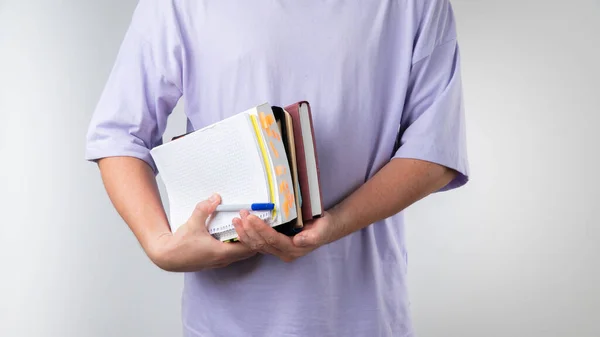 Mannelijke Student Houdt Leerboeken Notitieboekjes Voor Lessen Een Onderwijsinstelling Met — Stockfoto