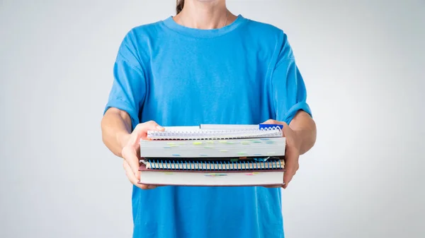 Eine Schülerin Mit Einem Stapel Bücher Und Notizbücher Für Den — Stockfoto