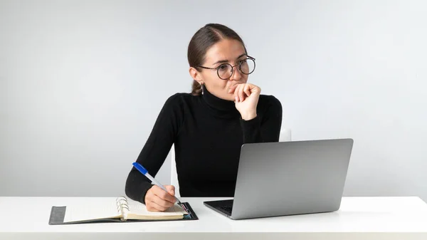 İş yerindeki laptopta dalgın ciddi bir kadın. Yüksek kalite fotoğraf