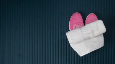 Spor ayakkabıları ve antrenman için paspasın üzerinde bir havlu. Yüksek kalite fotoğraf