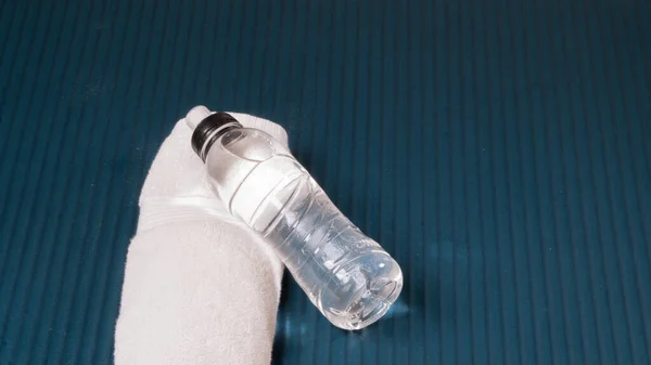 Flasche Wasser Und Handtuch Auf Der Matte Zum Training Hochwertiges — Stockfoto