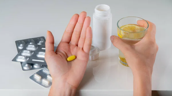 Таблетки Стакан Воды Лимона Руках Фоне Холодных Лекарств Высокое Качество — стоковое фото