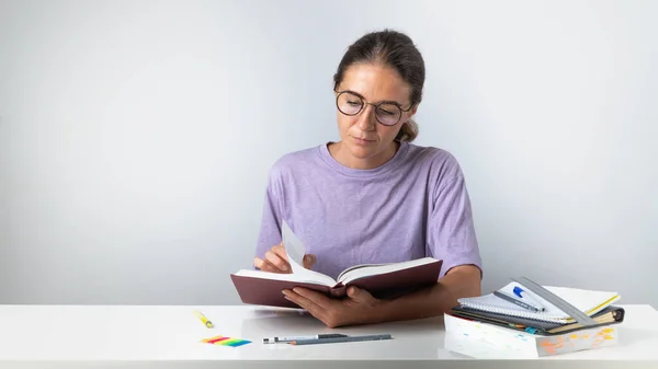 Estudando Material Estudante Com Óculos Livro Mesa Foto Alta Qualidade — Fotografia de Stock