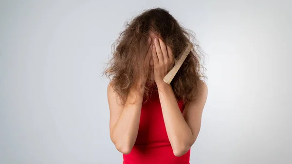 Kadın elleriyle yüzünü kapadı. Yaramaz, kırılgan ve karışık saçlar yüzünden stres. Yüksek kalite fotoğraf