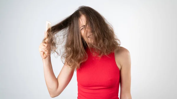 Kobiecy Grymas Kiedy Boli Kompleks Czesania Niesfornych Włosów Grzebieniem Wysokiej — Zdjęcie stockowe