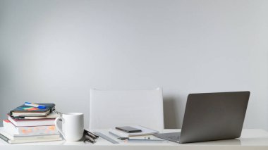 İş yerinde, iş için ya da ders çalışmak için evde. Yüksek kalite fotoğraf