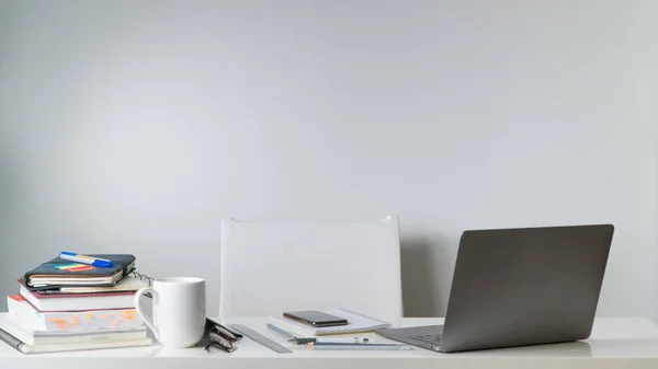 İş yerinde, iş için ya da ders çalışmak için evde. Yüksek kalite fotoğraf