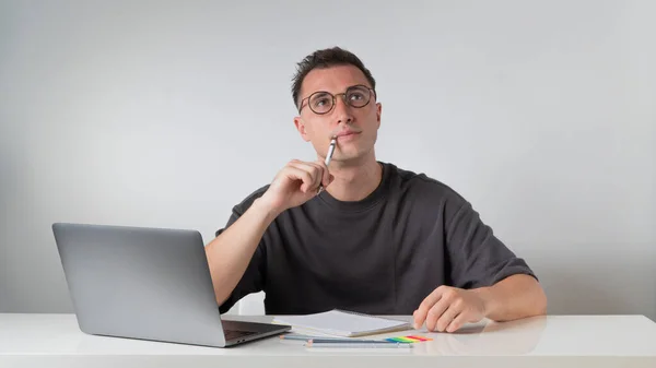 Uno Studente Risolve Problema Pensa Una Scrivania Con Computer Portatile — Foto Stock