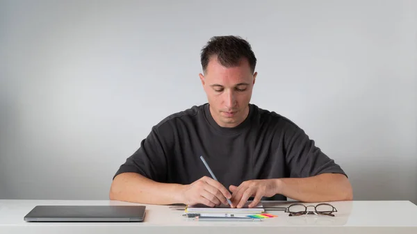 Man Aan Het Bureau Tekent Met Een Liniaal Met Een — Stockfoto