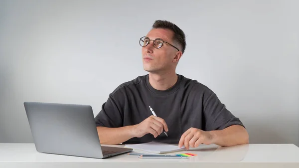 Apprendista Ragazzo Con Look Pensoso Risolve Problema Formazione Studente Freelance — Foto Stock