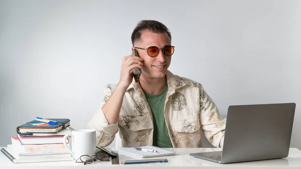 Ein Student Oder Angestellter Spricht Schreibtisch Mit Einem Smartphone Hochwertiges — Stockfoto