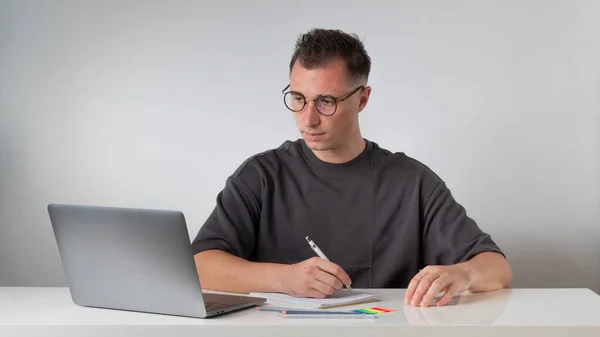 Een Man Een Laptop Maakt Notities Een Notitieboekje Werkplek Werken — Stockfoto