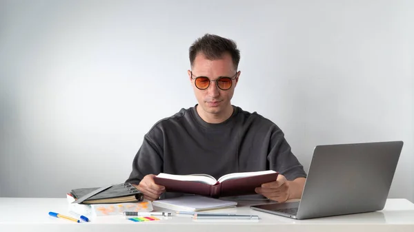 Studente Con Libro Testo Una Scrivania Sfondo Bianco Foto Alta — Foto Stock