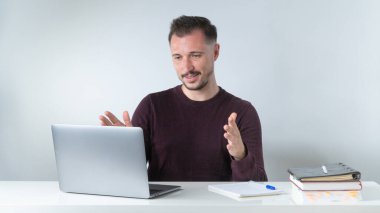 İş yerinde video konferansı, dizüstü bilgisayarla internet iletişimi, ofis. Yüksek kalite fotoğraf