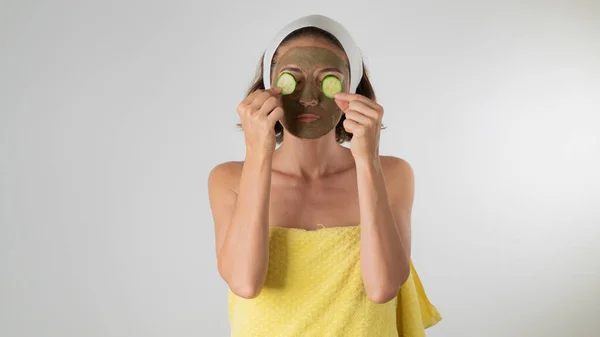 Kobieta Robi Maskę Twarz Zdejmuje Torebki Pod Oczami Ogórkiem Samopielęgnacja — Zdjęcie stockowe