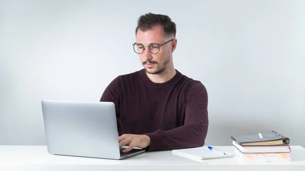 Een Man Met Een Bril Werkt Kantoor Een Laptop Typend — Stockfoto