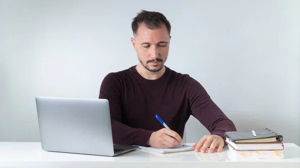 Ein Mann Schreibt Einem Notizbuch Seinem Schreibtisch Büro Oder Hause — Stockfoto