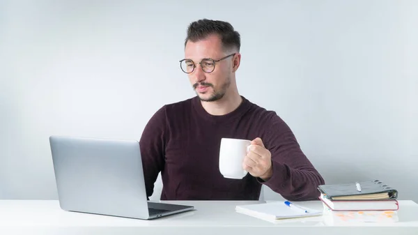 Uomo Con Gli Occhiali Con Una Tazza Caffè Lavora Computer — Foto Stock