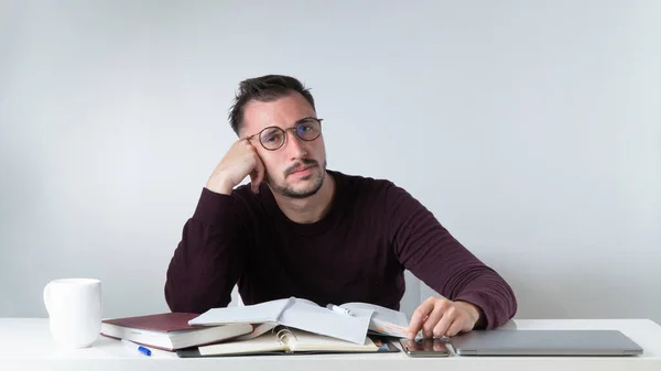 Bir ofis çalışanı iş yerinde bir sürü kağıtla sıkılır. Yüksek kalite fotoğraf