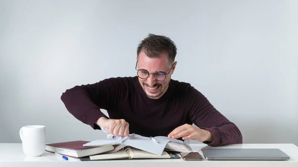 Boze Man Werkt Het Kantoor Scheurt Een Stuk Papier Uit — Stockfoto