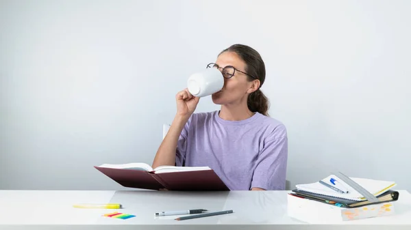 Ein Schüler Lernt Lektionen Und Trinkt Tee Während Ein Lehrbuch — Stockfoto