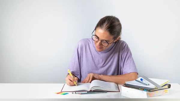 Student Highlights Highlighter Textbook Training High Quality Photo — Stock Photo, Image