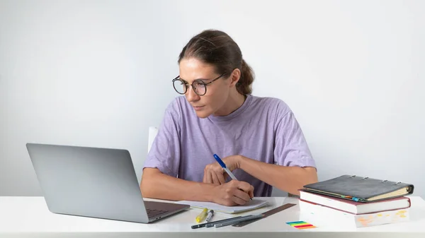 Uma Mulher Senta Laptop Com Cadernos Livros Trabalho Remoto Aprendizagem — Fotografia de Stock