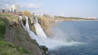 Şehir parkındaki şelalede büyük bir su akıntısı denize karışır. Yüksek kaliteli FullHD görüntüler